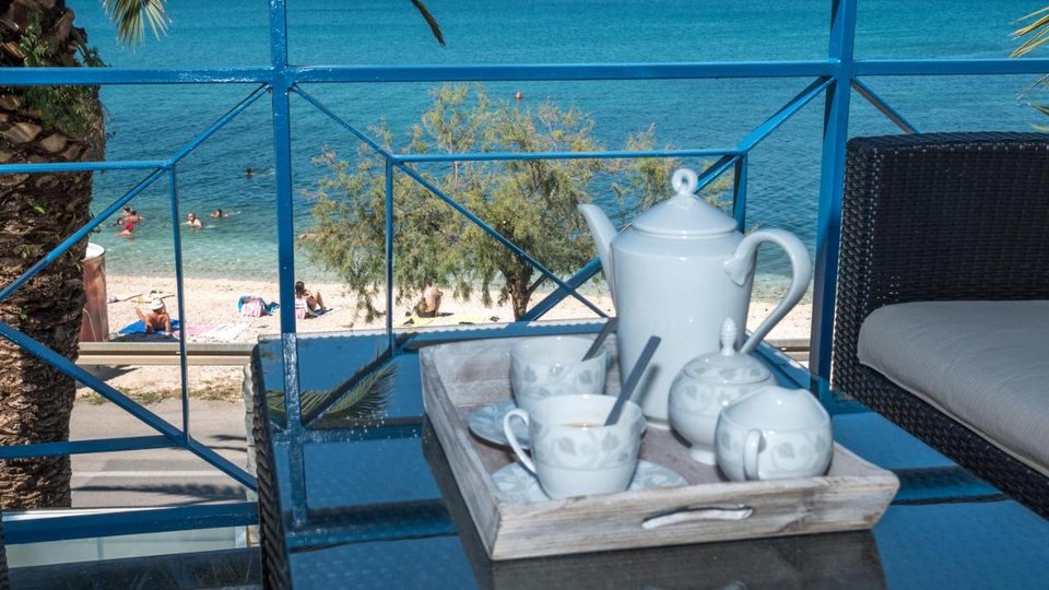 Schöne mediterrane Villa in erster Reihe zum Meer in der Nähe von Trogir!