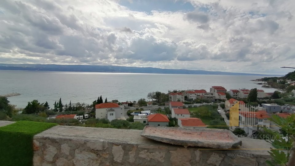 APARTMENT VILLA ON THE OMIŠ RIVIERA WITH UNCREDIBLE 3500 SQM OF LAND!