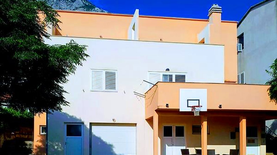 Apartment house with sea view in the center of Makarska!