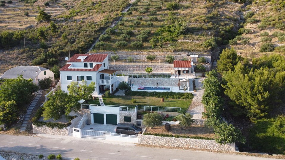 Eine wunderschöne Villa mit Meerblick in der Nähe von Omiš!