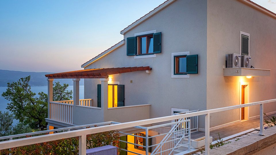 Eine wunderschöne Villa mit Meerblick in der Nähe von Omiš!