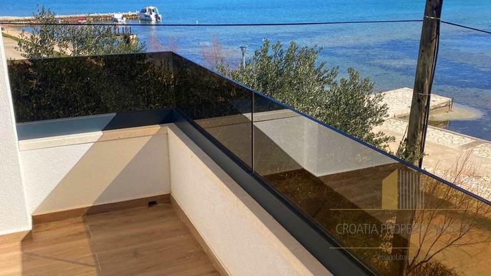 Penthouse in a small urban building, first row by the sea - the island of Pašman!