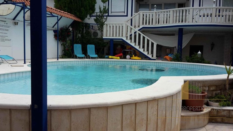 Apartmanska vila s bazenom 70 m od plaže u okolici Splita!
