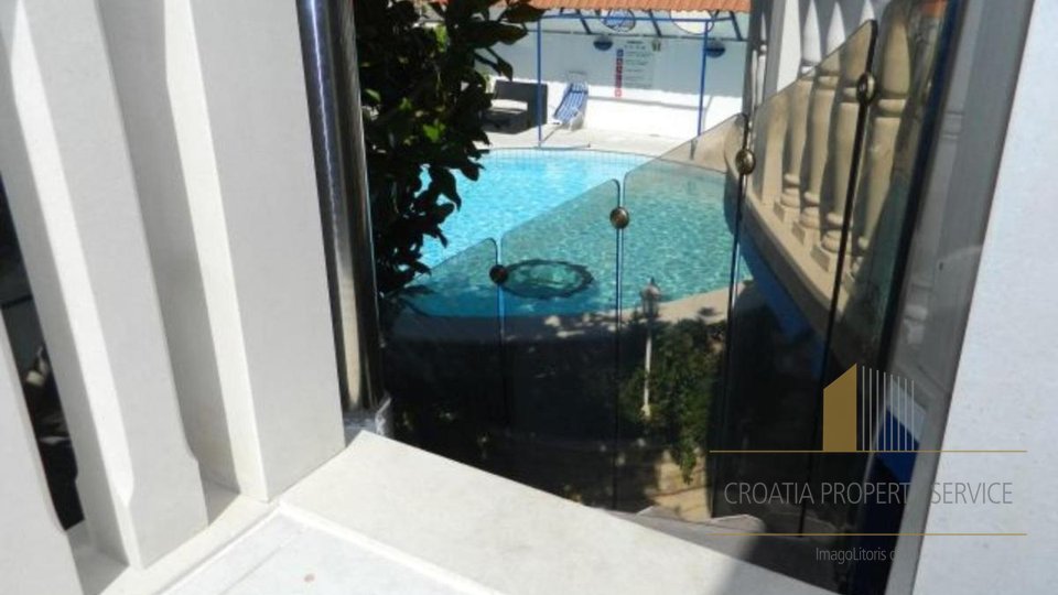 Apartmanska vila s bazenom 70 m od plaže u okolici Splita!