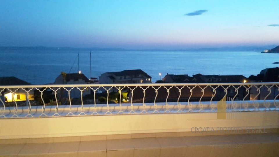 Apartmajska vila z bazenom 70 m od plaže v bližini Splita!