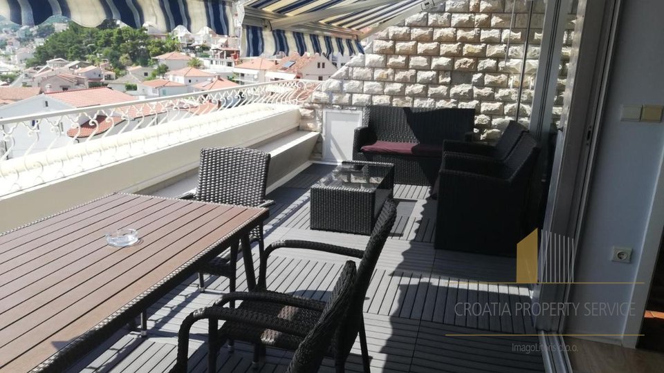 Apartmajska vila z bazenom 70 m od plaže v bližini Splita!
