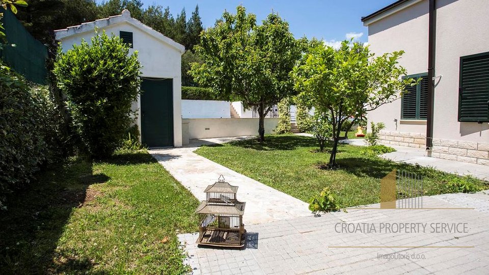 BEAUTIFUL VILLA WITH POOL AND SPACIOUS GARDEN IN SPLIT AREA!