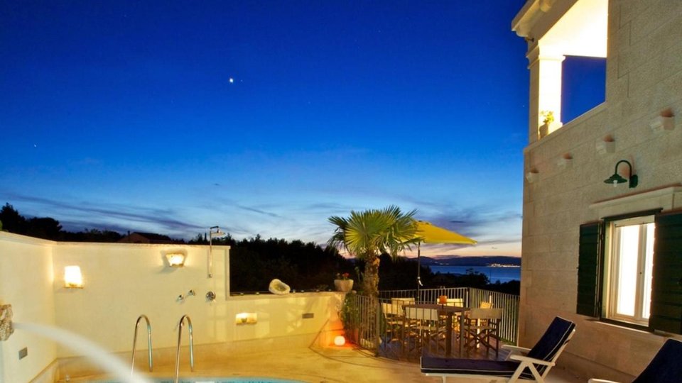 Elegantna kamnita vila s pogledom na morje na otoku Brač!