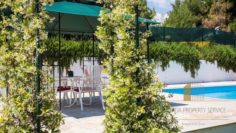 Schöne Villa mit Pool und geräumigen Gartem in der Nähe von Split!