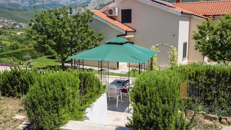 Schöne Villa mit Pool und geräumigen Gartem in der Nähe von Split!