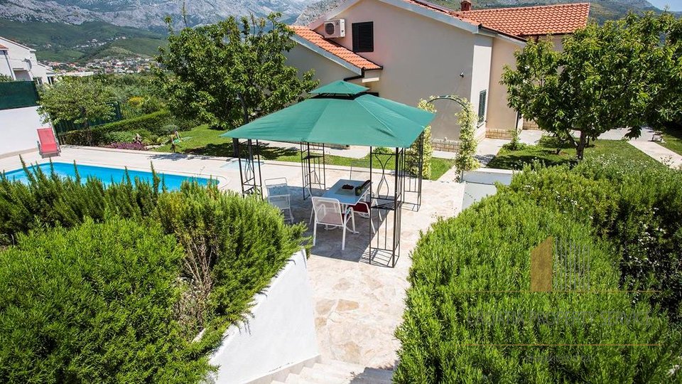 Schöne Villa mit Pool und geräumigen Gartem in der Nähe von Split!