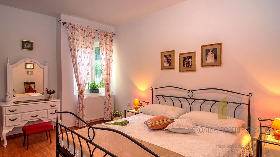 Schöne Villa mit Pool und geräumigen Gartem in der Nähe von Split!