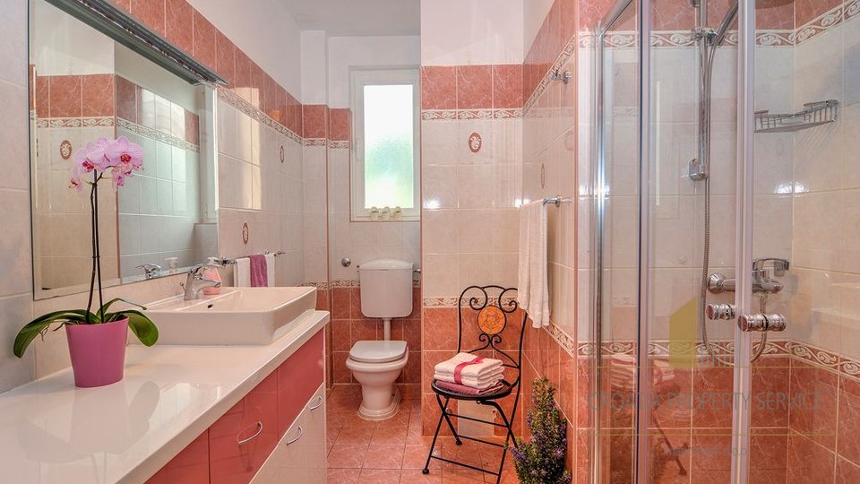 Schöne Villa mit Pool und geräumigen Gartem in der Nähe von Split!