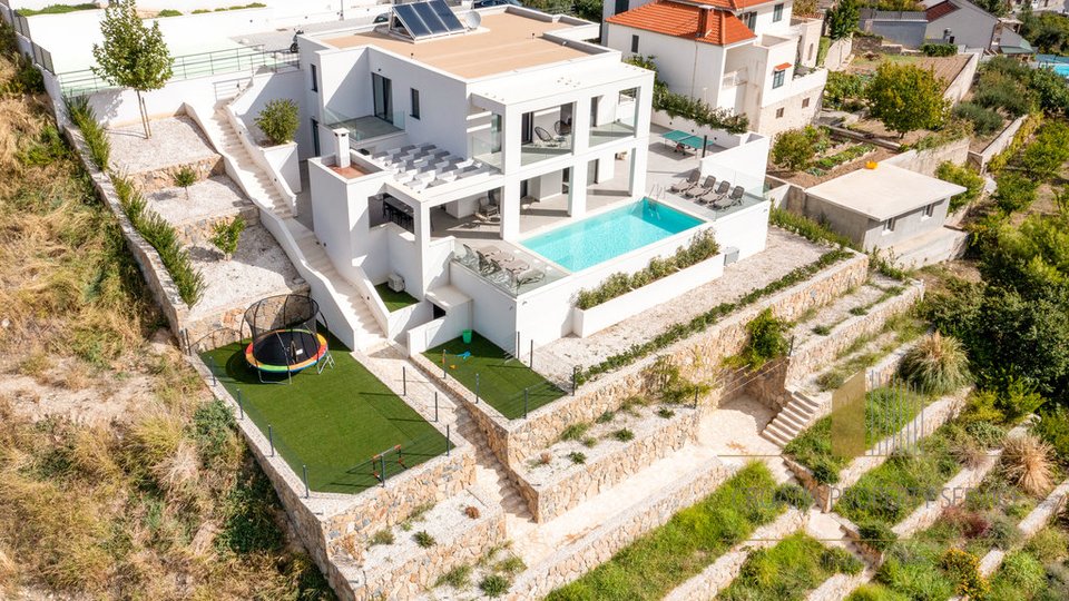 Elegantna luksuzna vila s prostranom okućnicom u okolici Splita!