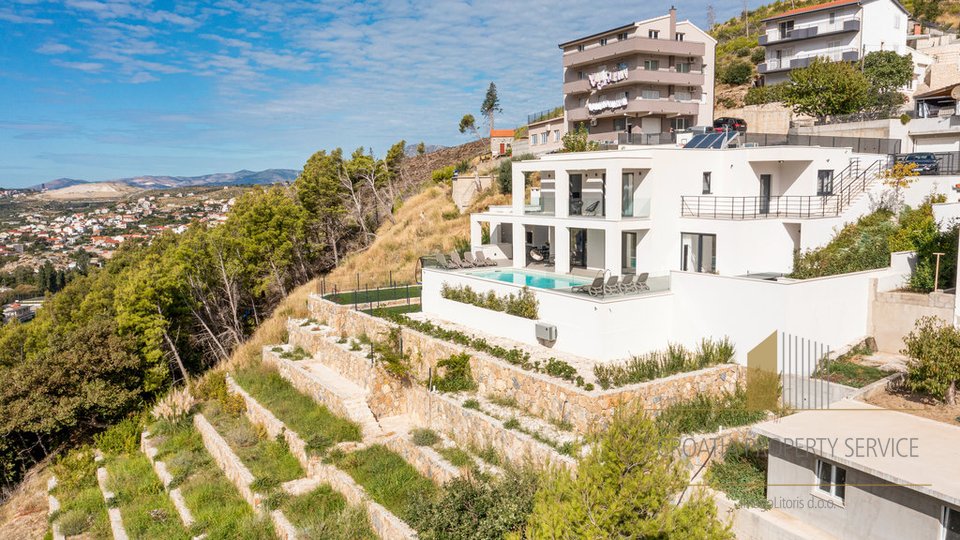 Elegantna luksuzna vila s prostornim vrtom v bližini Splita!