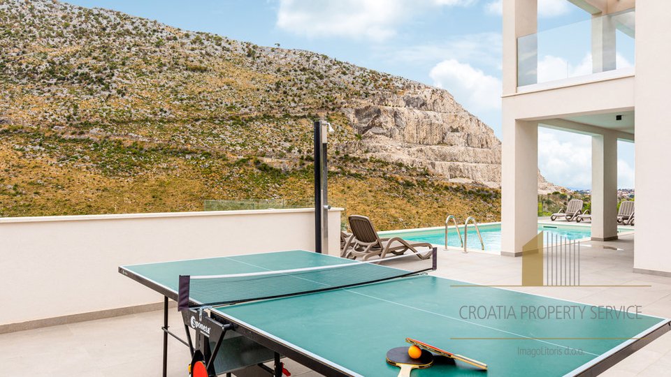 Elegantna luksuzna vila s prostranom okućnicom u okolici Splita!