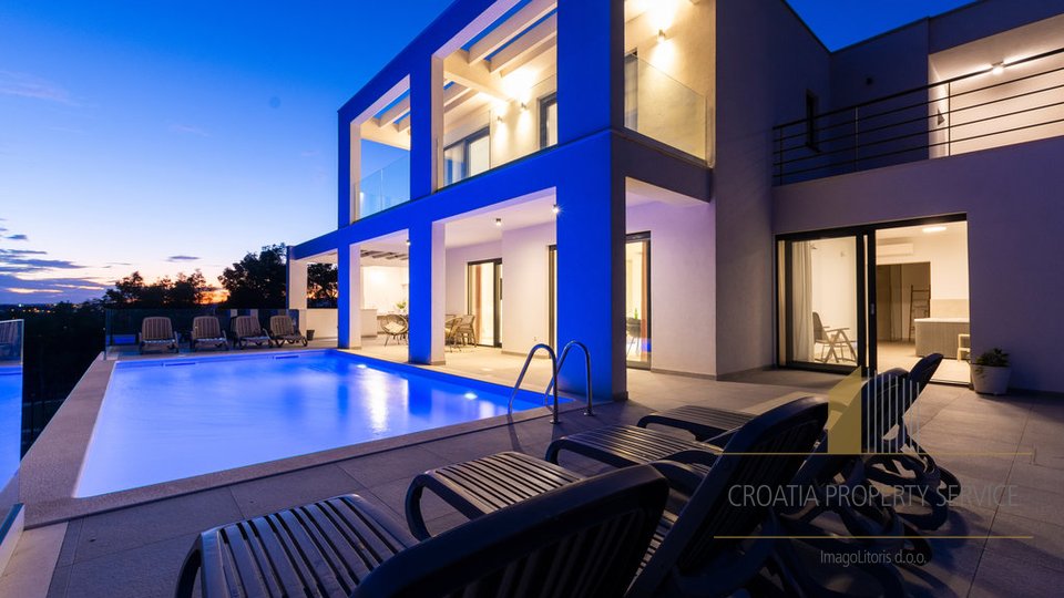 Elegantna luksuzna vila s prostornim vrtom v bližini Splita!