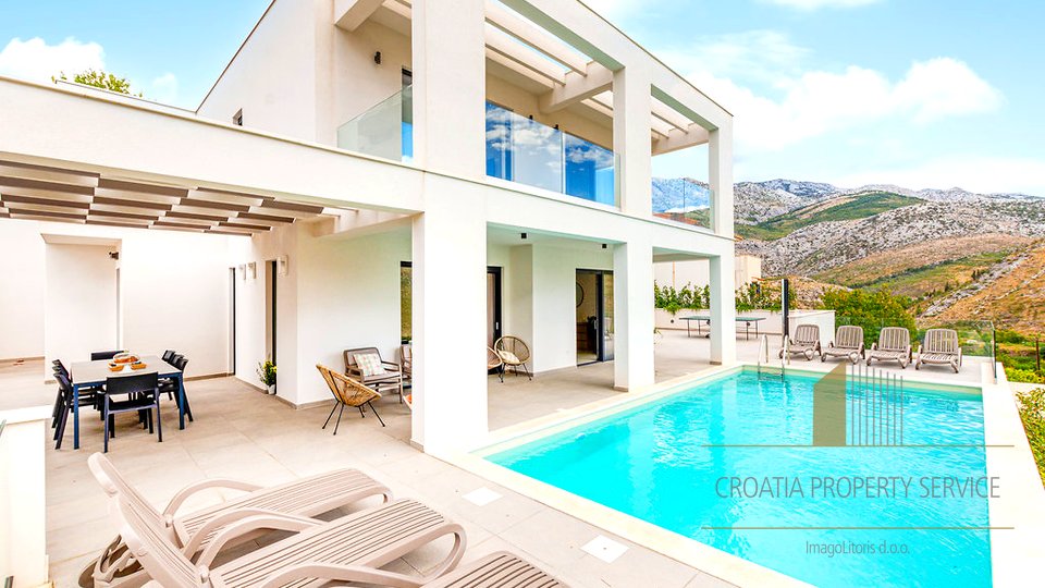 Elegant luxury villa with a spacious garden in the vicinity of Split!