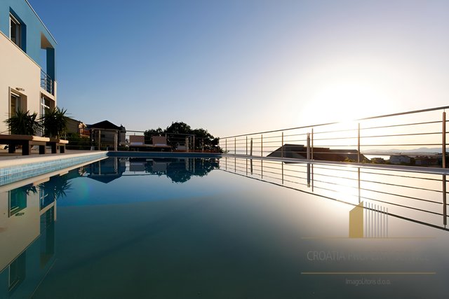 Elegantna vila s panoramskim pogledom na morje v bližini Splita!