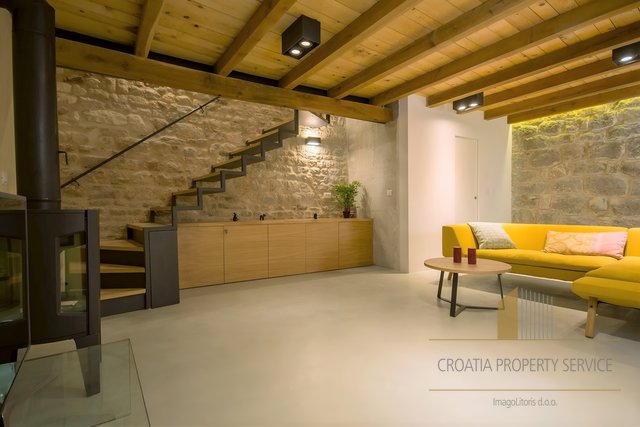 Luksuzno prenovljena kamnita hiša s teraso - Trogir!