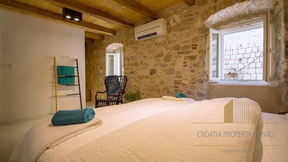 Luksuzno prenovljena kamnita hiša s teraso - Trogir!