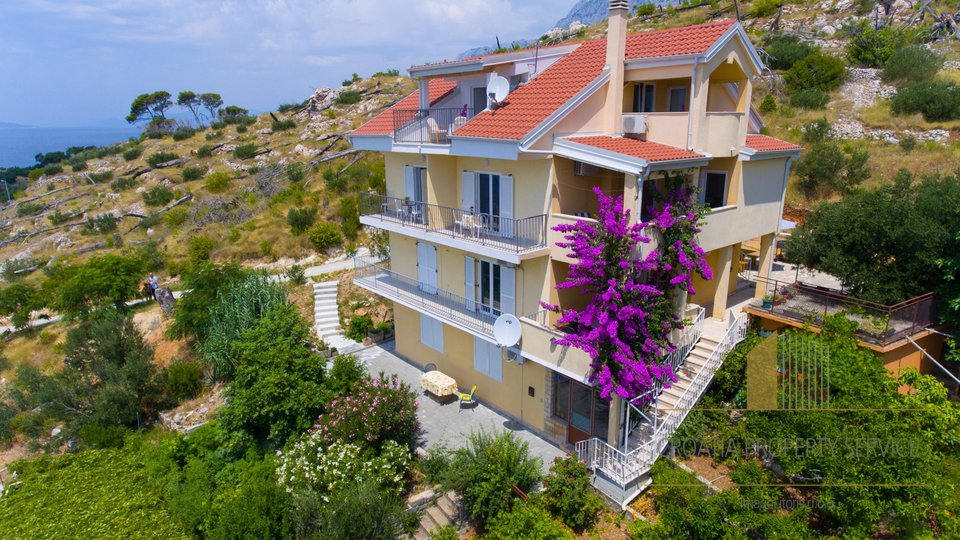 Apartmajska hiša s prostornim vrtom, prva vrsta do morja - Makarska riviera!