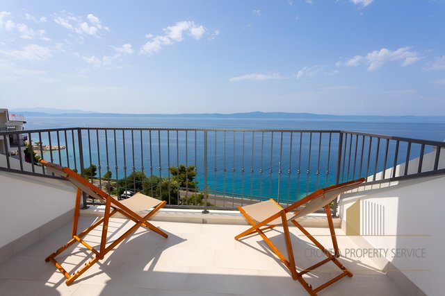Apartment house with a spacious garden, first row to the sea - Makarska Riviera!