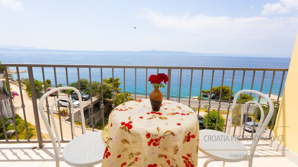Apartment house with a spacious garden, first row to the sea - Makarska Riviera!
