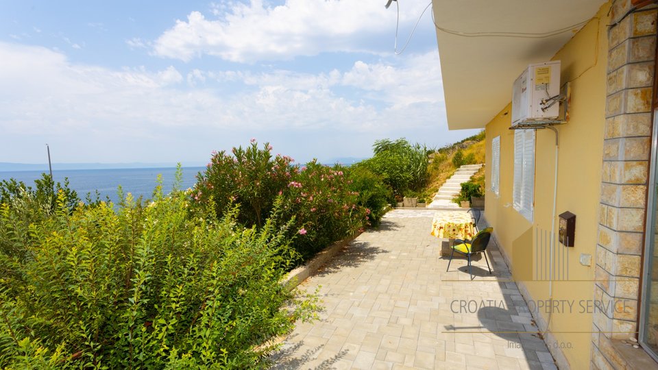 Apartmanska kuća sa prostranom okućnicom  prvi red do mora  - Makarska Rivijera!