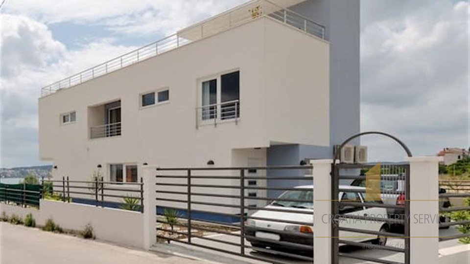 Nova moderna vila s krovnom terasom i pogledom na more - Trogir!