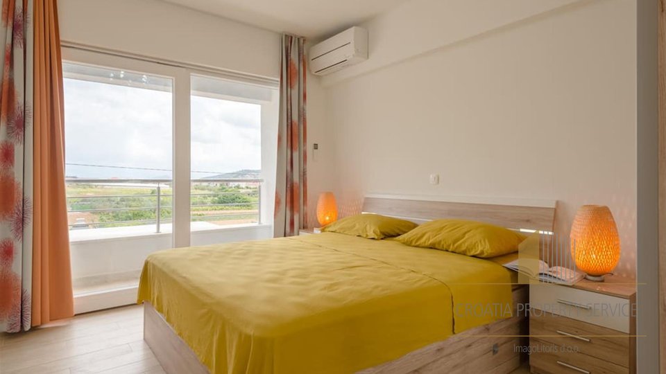 Nova moderna vila s krovnom terasom i pogledom na more - Trogir!