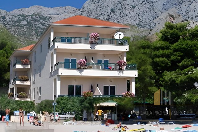 Hotel na odličnoj lokaciji uz plažu na Makarskoj rivijeri!