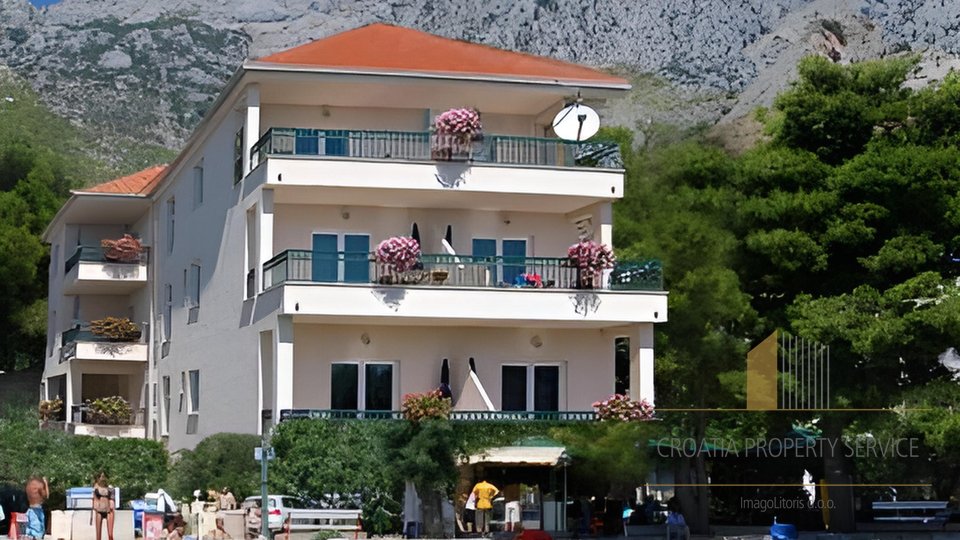 Hotel in a great location next to the beach on the Makarska Riviera!