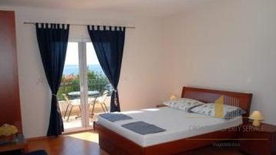Hotel in a great location next to the beach on the Makarska Riviera!