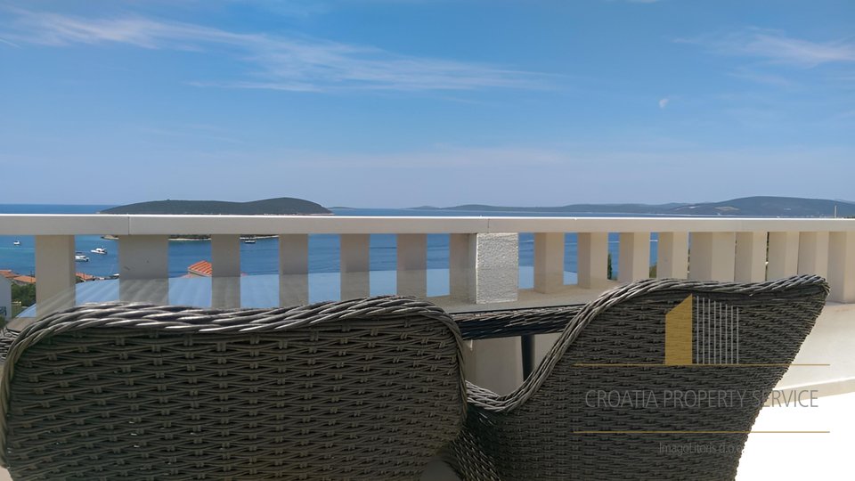 Kuća s tri apartmana s predivnim pogledom na more na otoku Šolti!