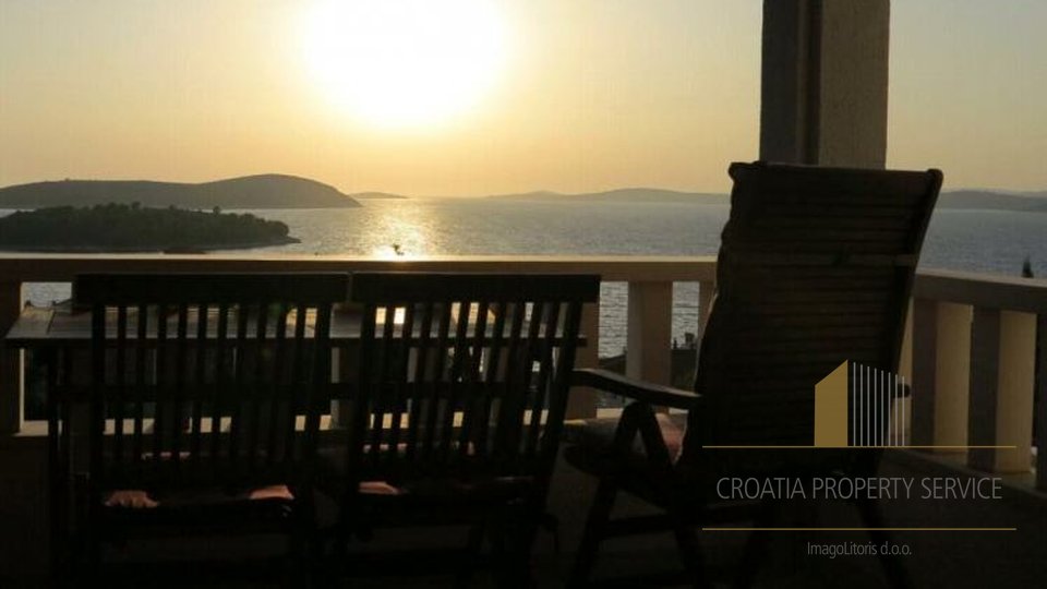 Ein Haus mit drei Wohnungen mit wunderschönem Blick auf das Meer auf der Insel Šolta!