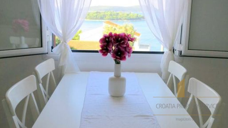A house with three apartments with a beautiful view of the sea on the island of Šolta!