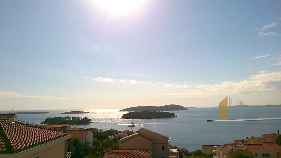 Kuća s tri apartmana s predivnim pogledom na more na otoku Šolti!