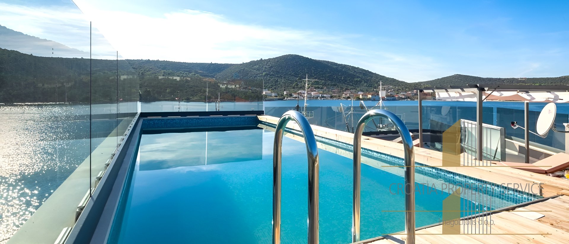 Beautiful elegant villa first row to the sea on the Trogir Riviera!