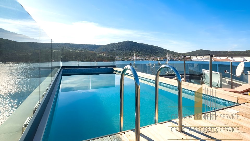 Beautiful elegant villa first row to the sea on the Trogir Riviera!