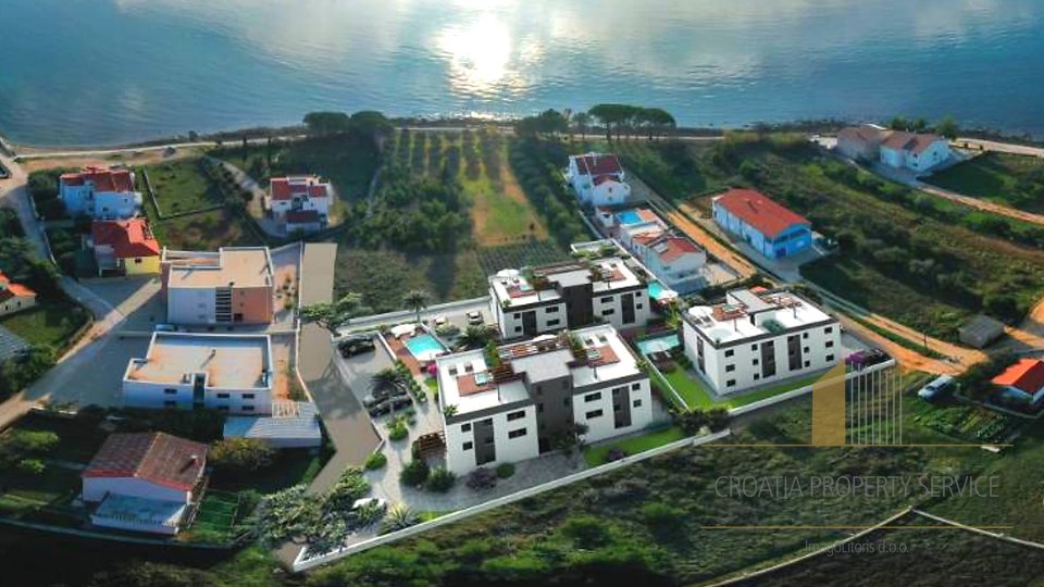 Luksuzni penthouse s strešno teraso 70 m od morja - Privlaka!