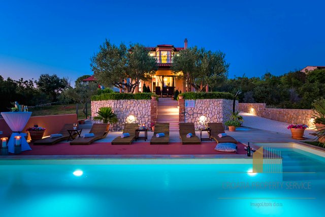 A luxurious villa with a pool and a sea view in the vicinity of Šibenik!