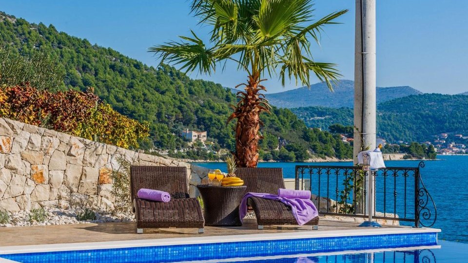 Luksuzna vila 5* s panoramskim pogledom na morje v bližini Trogirja!
