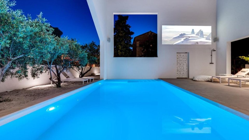 Luksuzna vila z lastnim kinom na prostem 200 m od plaže v Supetru na otoku Braču!