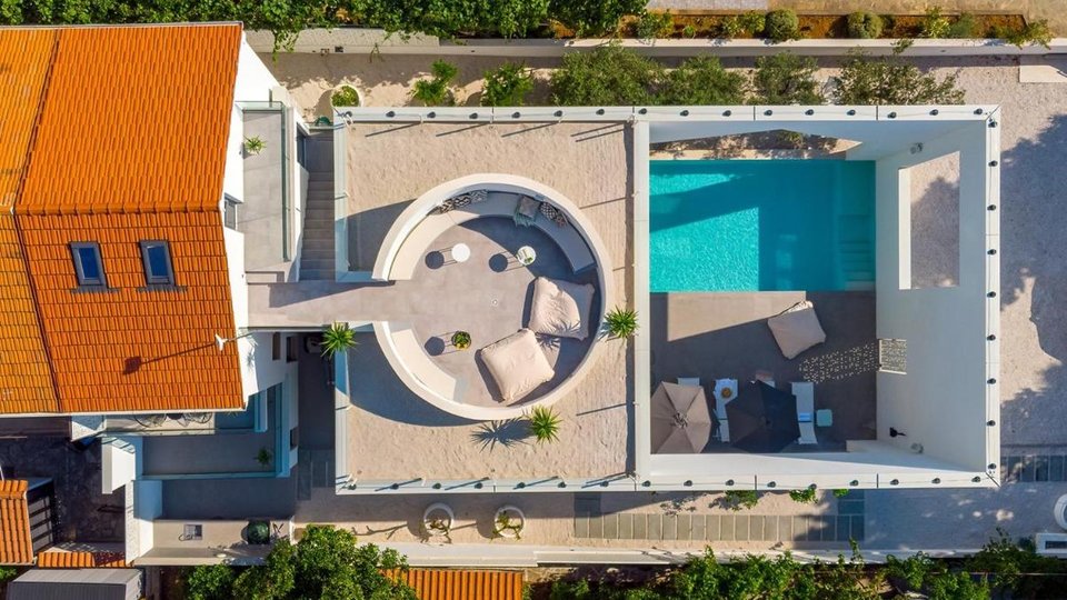Luxusvilla mit eigenem Freiluftkino 200 m vom Strand entfernt in Supetar auf der Insel Brač!