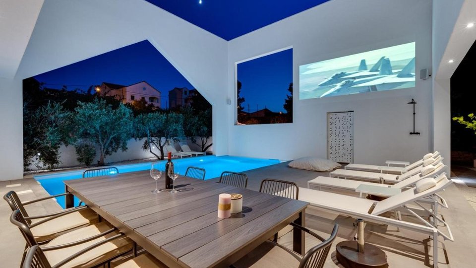 Luksuzna vila s vlastitim vanjskim kinom 200 m od plaže u Supetru na otoku Braču!