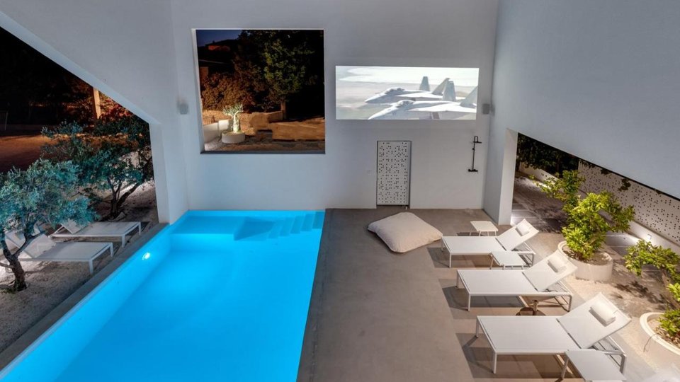 Luksuzna vila z lastnim kinom na prostem 200 m od plaže v Supetru na otoku Braču!