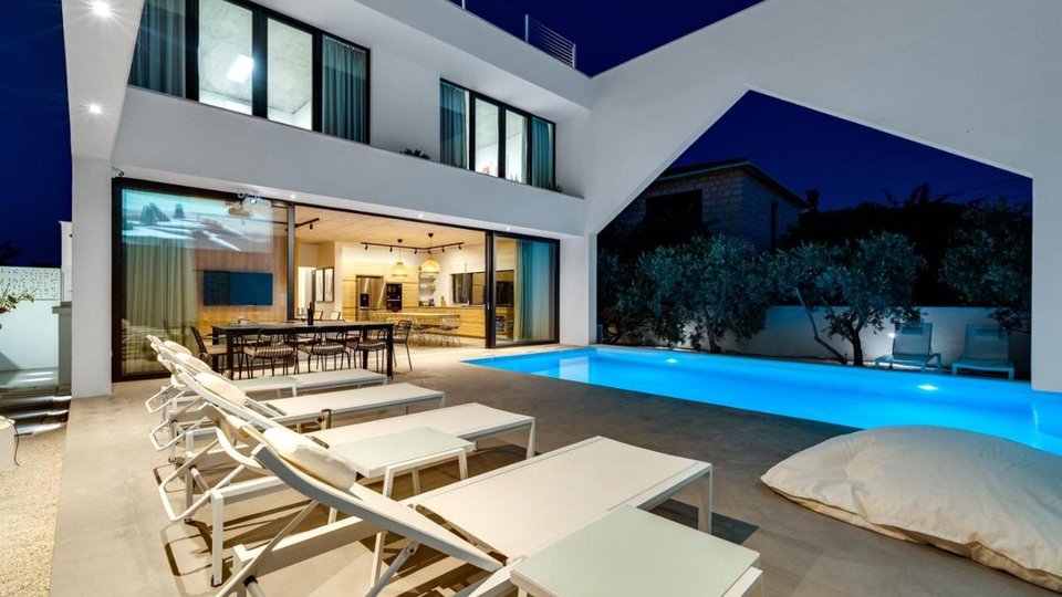 Luxury villa with its own outdoor cinema 50 m from the beach in Supetar on the island of Brač!