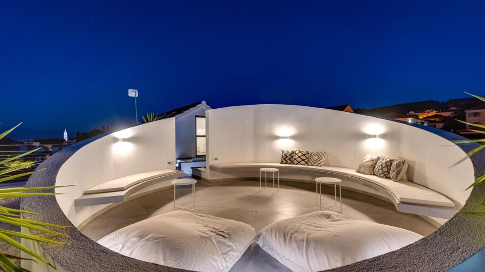 Luksuzna vila s vlastitim vanjskim kinom 200 m od plaže u Supetru na otoku Braču!