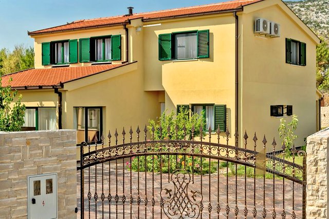 Luxury villa with pool in a great location near Omiš!